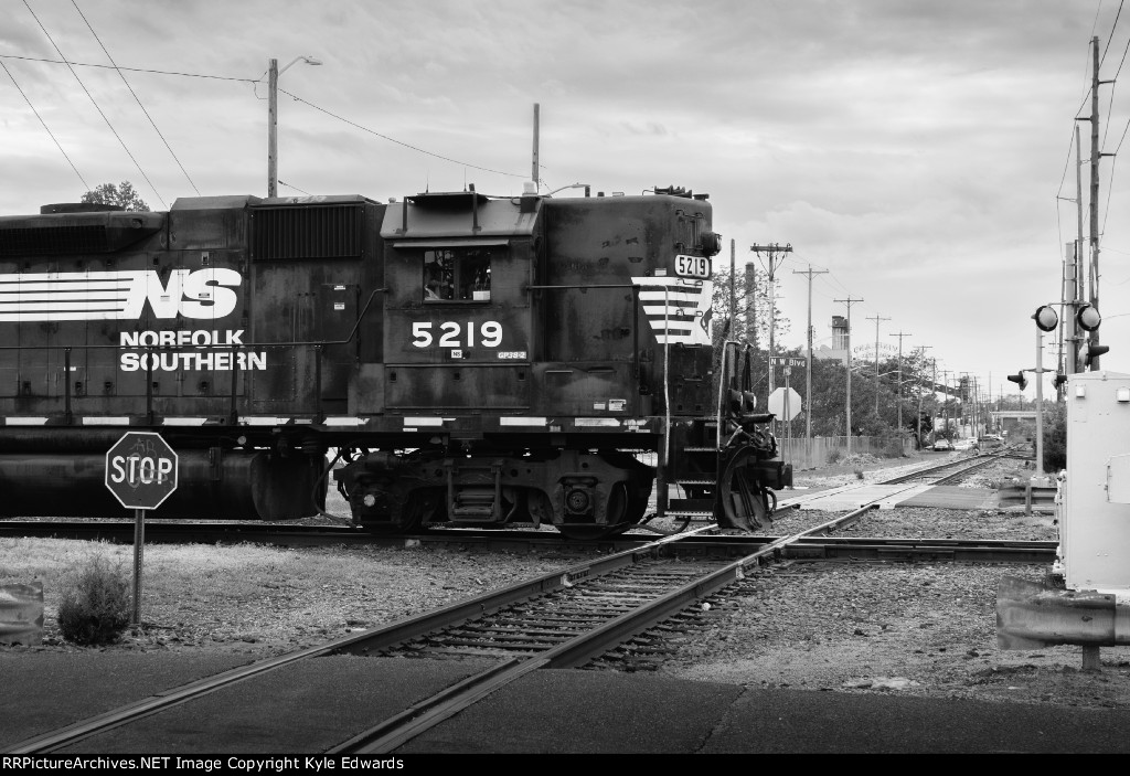 NS GP38-2 #5219 on WPMI-61